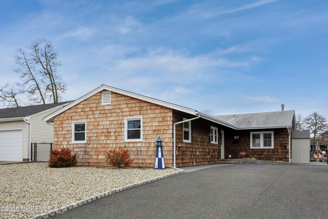 20 Sandy Point Dr in Brick, NJ - Building Photo