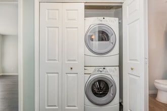 1101 E Morehead St, Unit 32 in Charlotte, NC - Building Photo - Building Photo