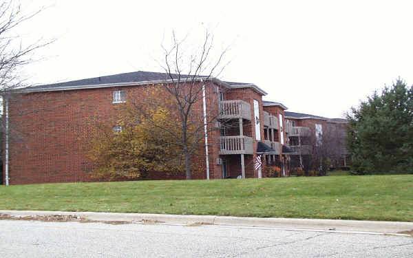 Sunnyside Apartments in Woodstock, IL - Building Photo