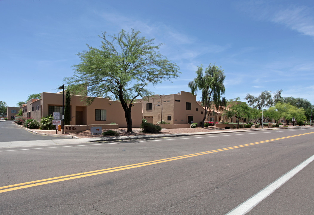 Pueblo Santa Fe in Chandler, AZ - Foto de edificio