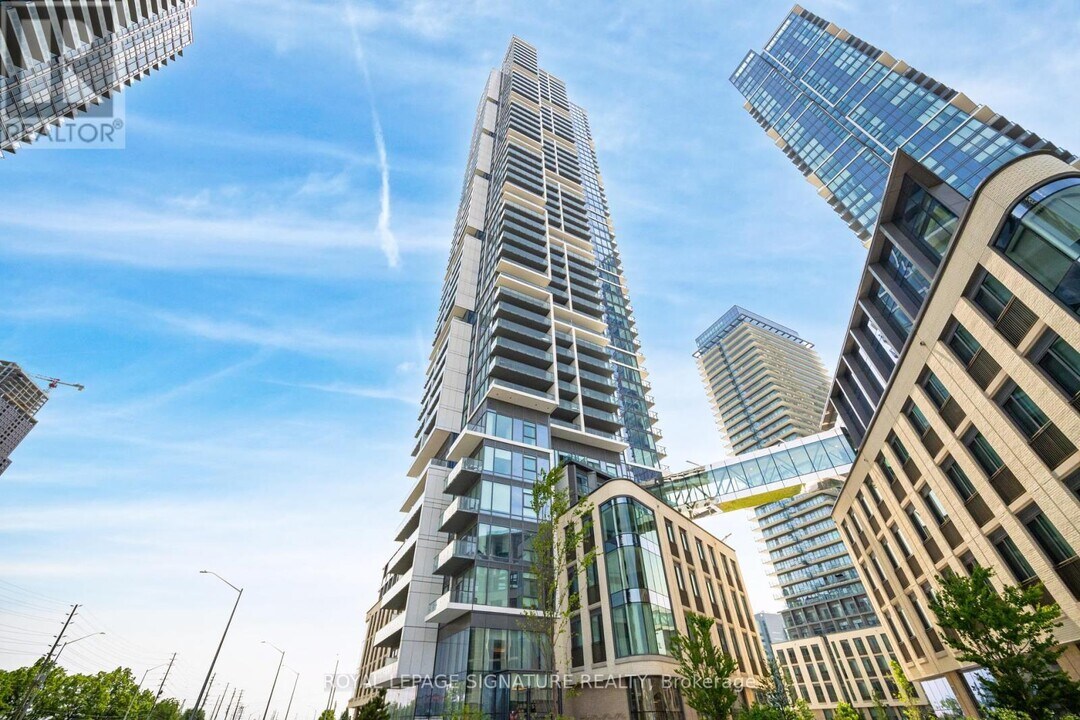 7890 Jane St in Vaughan, ON - Building Photo