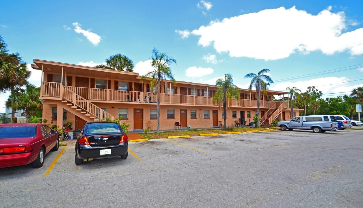 Dolphin Apartments in Cocoa, FL - Building Photo