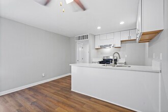 8601 International Ave, Unit 122 in Canoga Park, CA - Building Photo - Building Photo