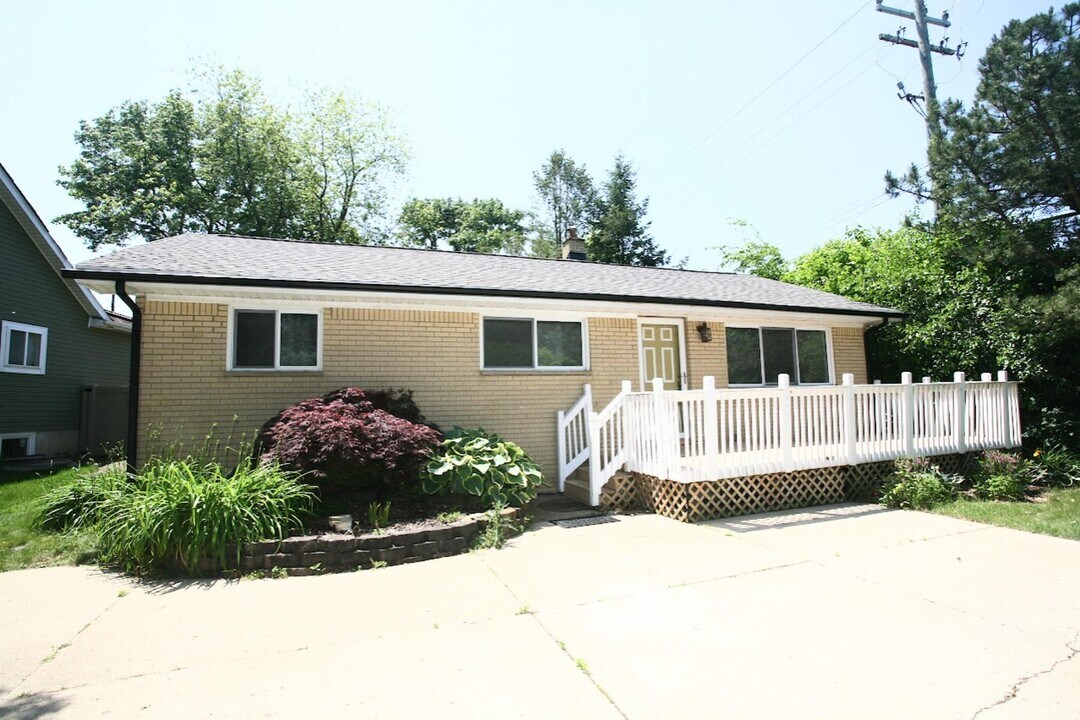 5800 Paramus in Clarkston, MI - Building Photo