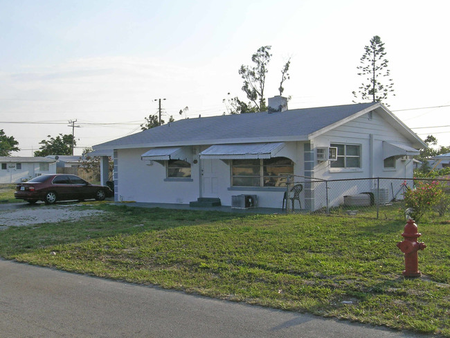 Tropical Villas in Lantana, FL - Building Photo - Building Photo