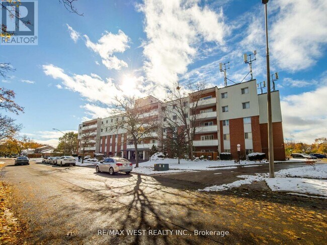 2485 Woking Crescent in Mississauga, ON - Building Photo - Building Photo