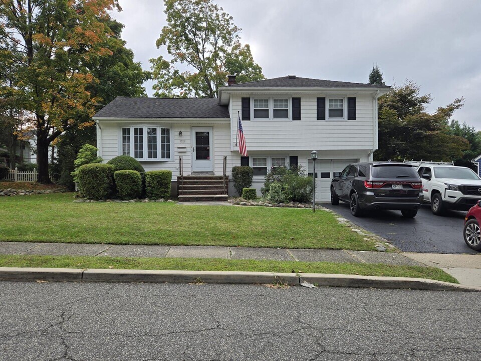 31 Maplewood Blvd in Suffern, NY - Building Photo