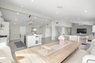 5812 Comanche Ave in Los Angeles, CA - Building Photo - Building Photo