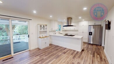 17035 SE Valley View Rd in Milwaukie, OR - Building Photo - Building Photo
