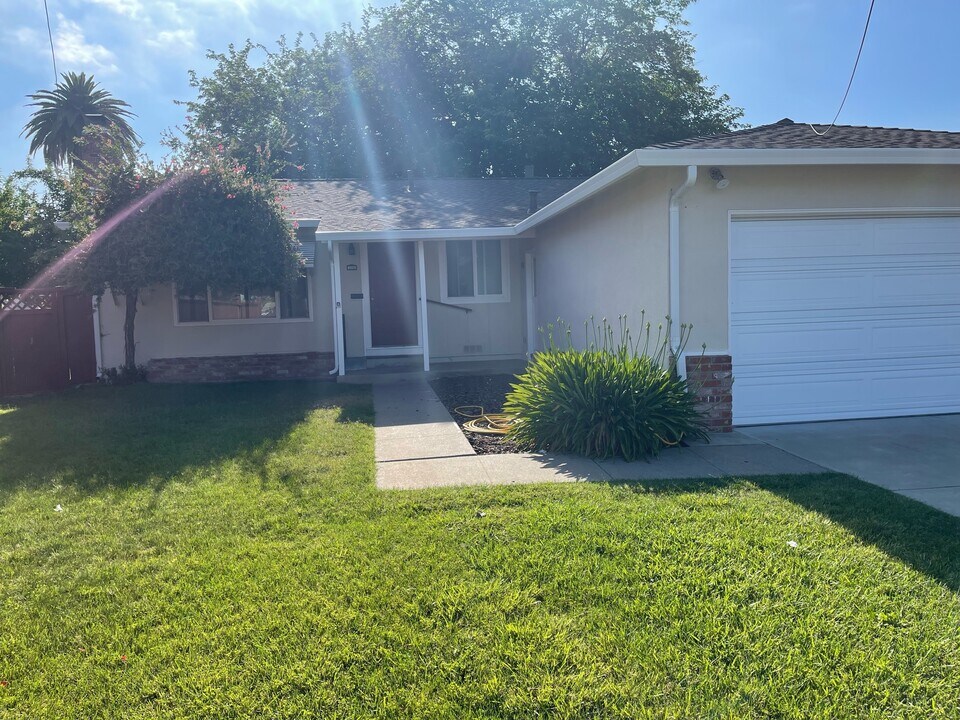 224 Burgess St in Livermore, CA - Building Photo