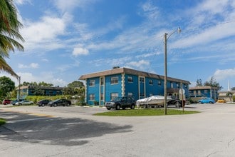 Twin Manor Apartments in Wilton Manors, FL - Building Photo - Building Photo