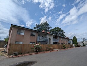 Lynn Lee Manor Apartments in Beaverton, OR - Building Photo - Building Photo