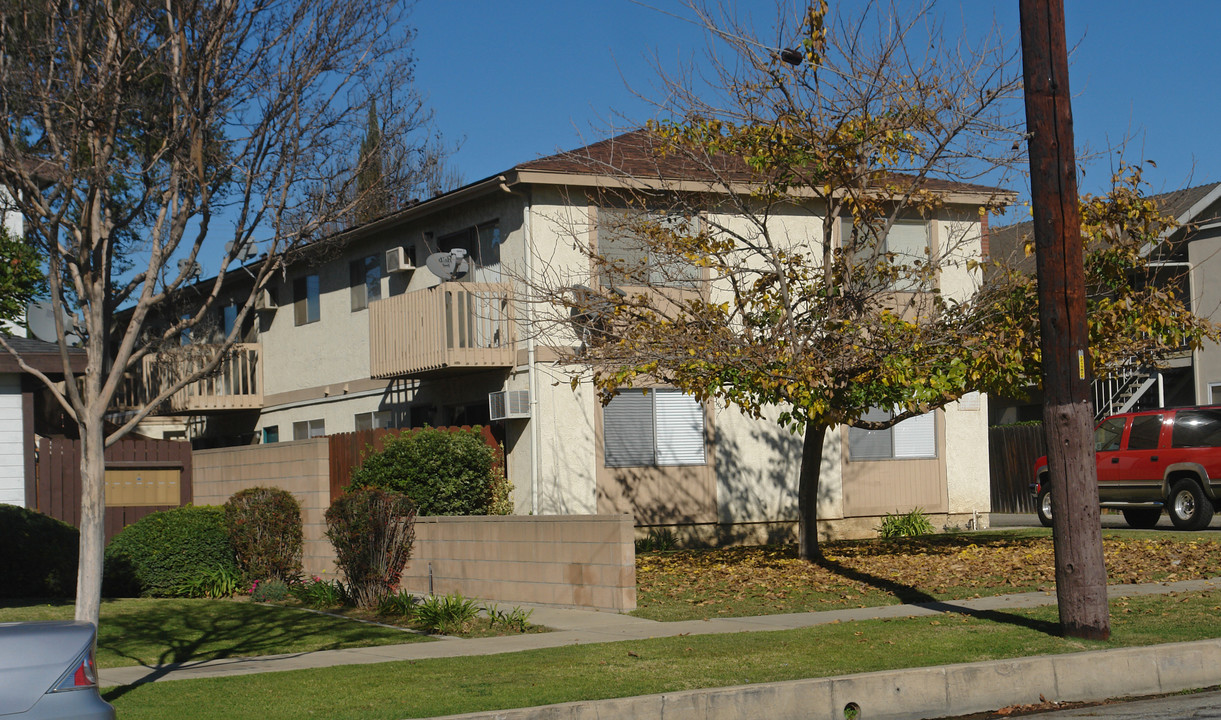 243 W Rowland St in Covina, CA - Foto de edificio