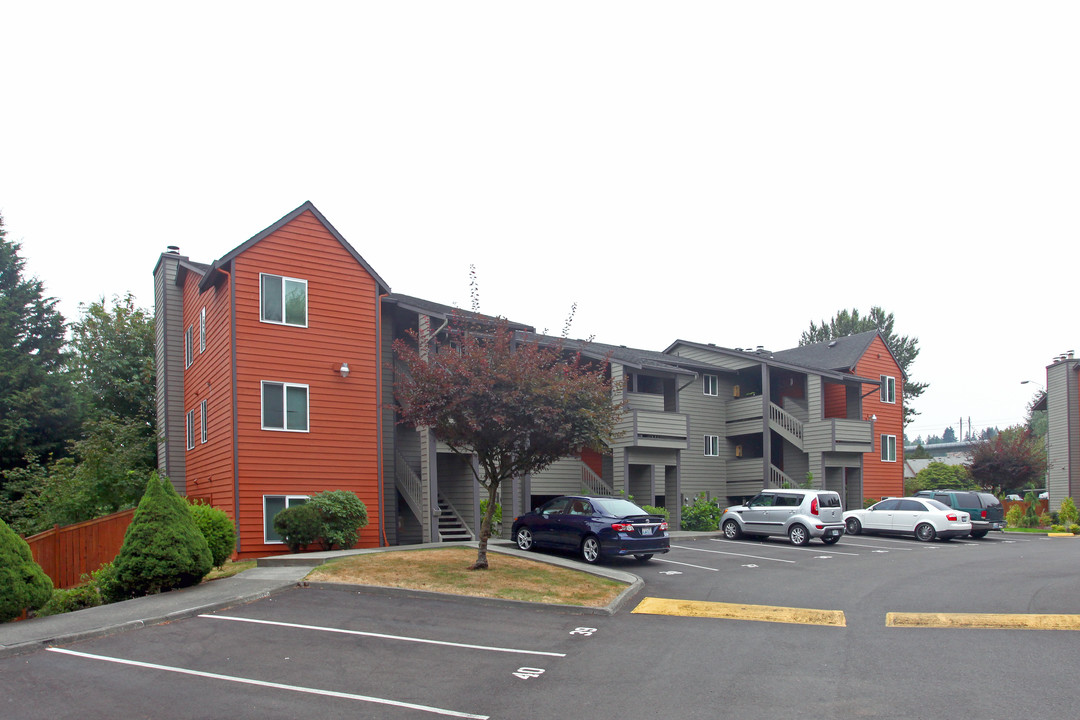 Courtyard at South Station in Tukwila, WA - Building Photo