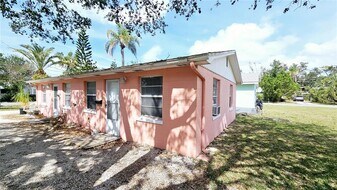 19 N Mango St in Englewood, FL - Building Photo