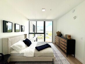 242 NW 32nd St, Unit A10 in Miami, FL - Foto de edificio - Building Photo