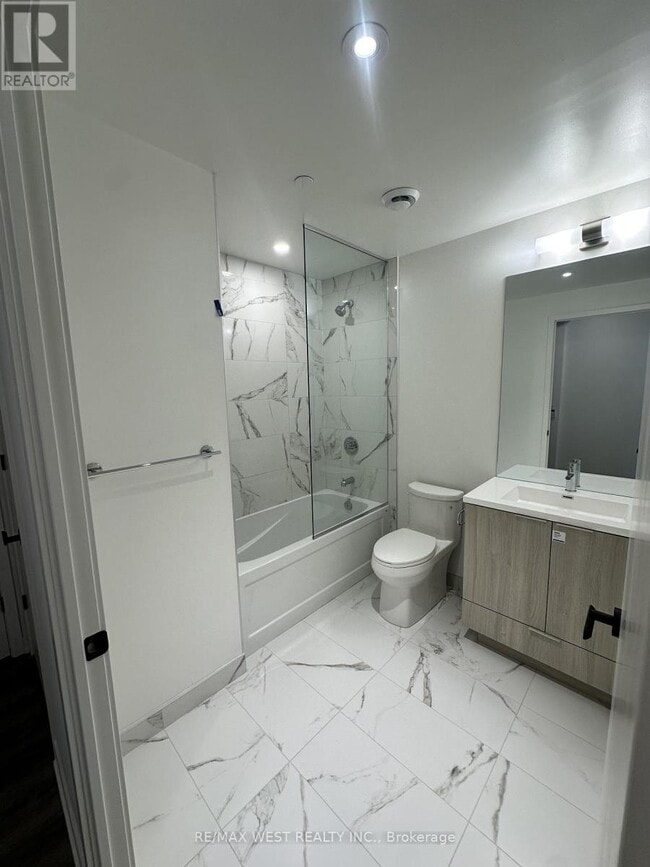 8 Interchange Wy in Vaughan, ON - Building Photo - Building Photo