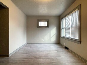 422 E Locust St in Milwaukee, WI - Building Photo - Building Photo