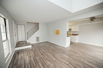 208 Ivy Ct in Streamwood, IL - Building Photo - Building Photo