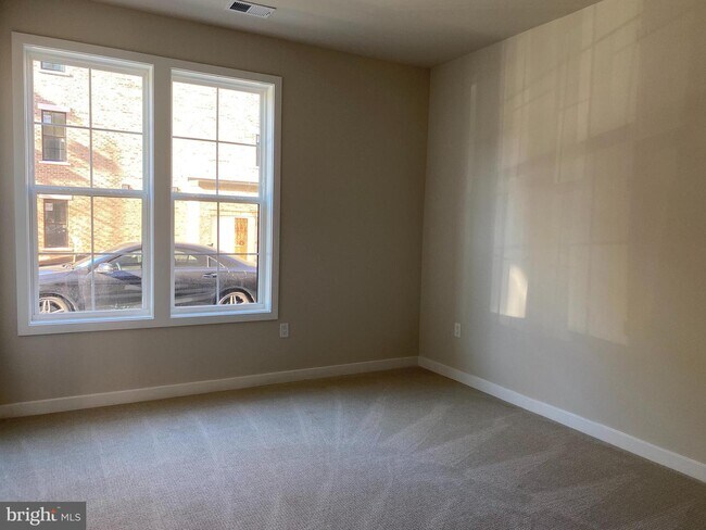 7465 Backett Wood Ter in McLean, VA - Foto de edificio - Building Photo