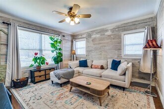 2824 Lee St in Dallas, TX - Building Photo - Building Photo