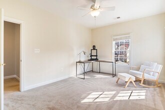 4522 Mixed Willow Pl in Chantilly, VA - Foto de edificio - Building Photo