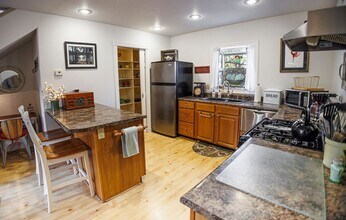 965 Beverly Way in Jacksonville, OR - Building Photo - Building Photo