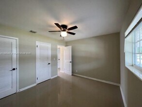 946 Laurel Dr in Lake Park, FL - Building Photo - Building Photo