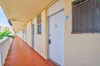 2930 Point E Dr in Aventura, FL - Building Photo - Building Photo