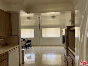 5604 Chariton Ave in Los Angeles, CA - Foto de edificio - Building Photo