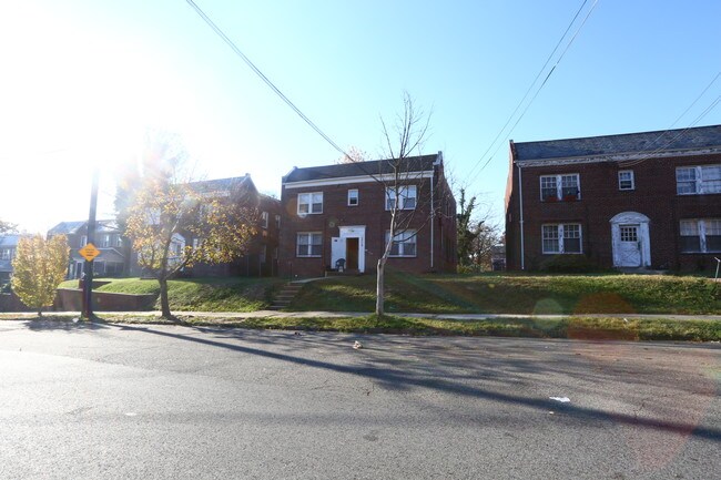 3915 R St SE in Washington, DC - Building Photo - Building Photo