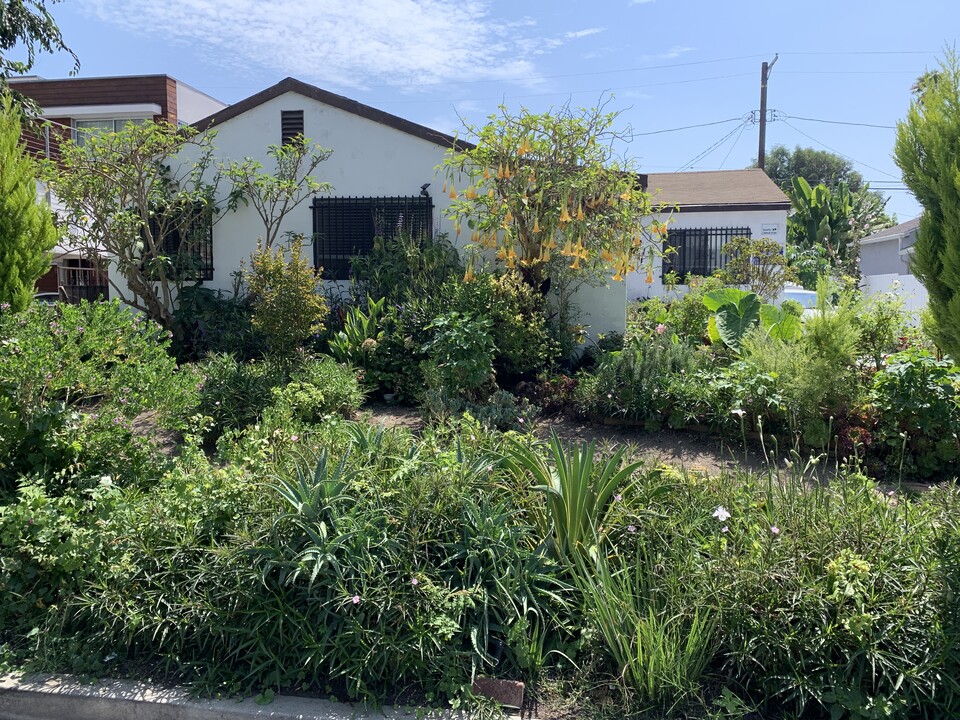 8518 Hargis St, Unit 1 in Los Angeles, CA - Building Photo