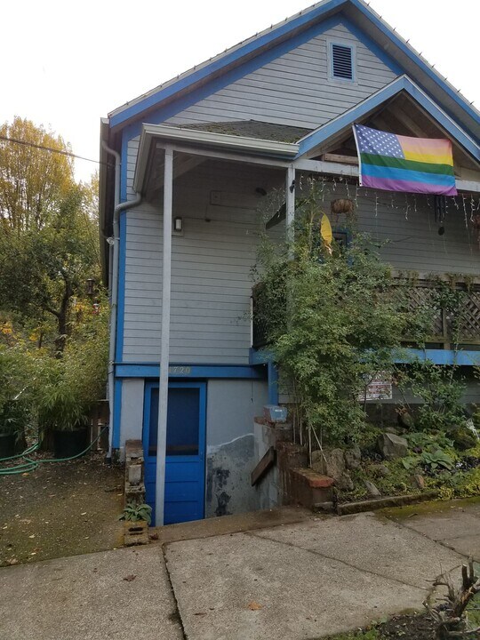 1722 SW Market St in Portland, OR - Building Photo