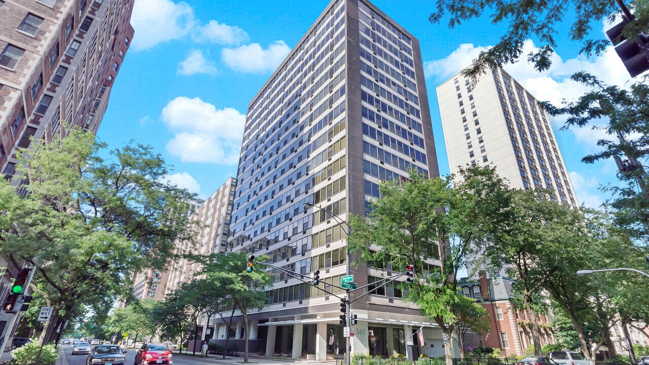 360 W Wellington Ave in Chicago, IL - Building Photo