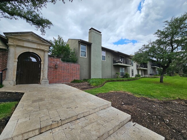 5836 Birchbrook Dr in Dallas, TX - Foto de edificio - Building Photo