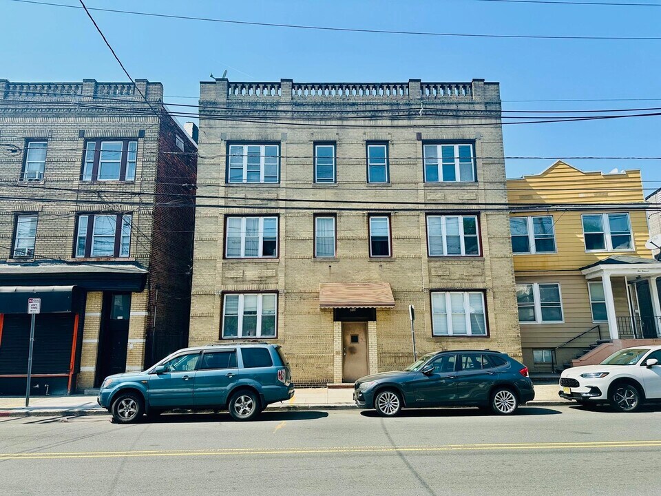 209 Garfield Ave in Jersey City, NJ - Building Photo