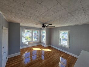 11 Shamrock St, Unit 1 in Worcester, MA - Foto de edificio - Building Photo