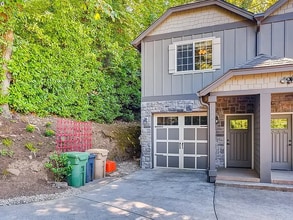 1402 Parrish St in Lake Oswego, OR - Building Photo - Building Photo