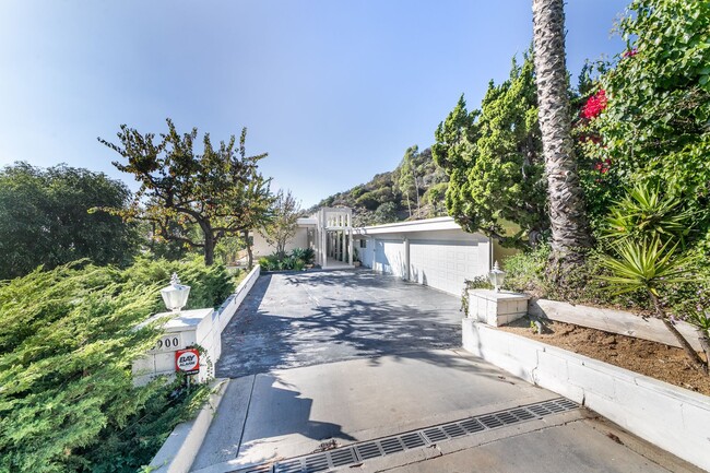8900 Alto Cedro Dr in Beverly Hills, CA - Building Photo - Building Photo