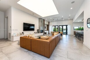 2560 NE 199th St in Miami, FL - Building Photo