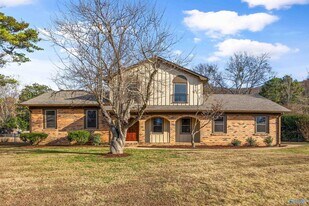 8003 Brookfield Cir SE in Huntsville, AL - Building Photo