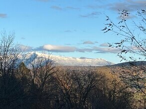 851 Woods Hollow Rd, Unit A in Westford, VT - Foto de edificio - Building Photo
