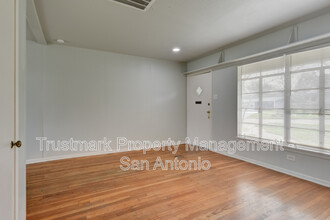 813 Rittiman Rd in San Antonio, TX - Foto de edificio - Building Photo