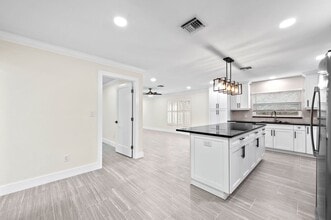548 93rd Ave N in Naples, FL - Building Photo - Building Photo