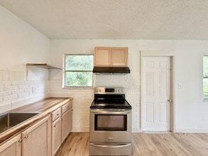 12011 Wanda Ave in New Port Richey, FL - Building Photo - Building Photo