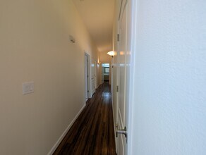 520 Bobbys Ln in Hollister, CA - Foto de edificio - Building Photo