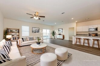 8336 Sniptoe Dr in Fort Worth, TX - Foto de edificio - Building Photo