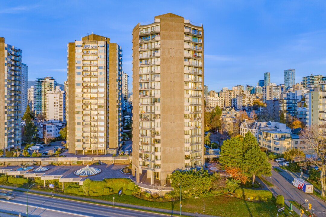 Beach Towers Dogwood Building in Vancouver, BC - Building Photo