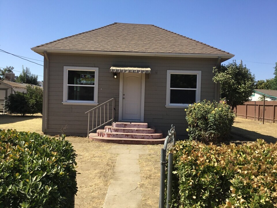 1207 Sanger Ave in Sanger, CA - Building Photo