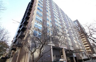 3033 N Sheridan Rd, Unit 402 in Chicago, IL - Building Photo